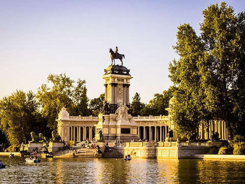 Madrid: Tour Guiado Parque del Retiro y Palacio Real